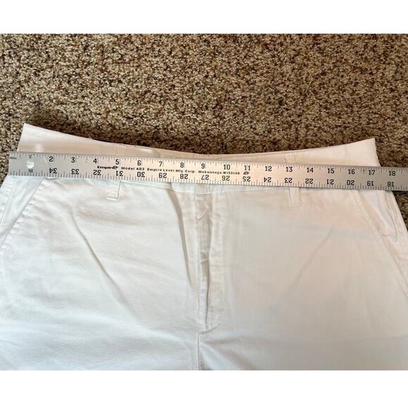Gloria Vanderbilt Women's Chino Shorts, NWT, Size 14, White, Cotton, 5" inseam - Picture 2 of 8